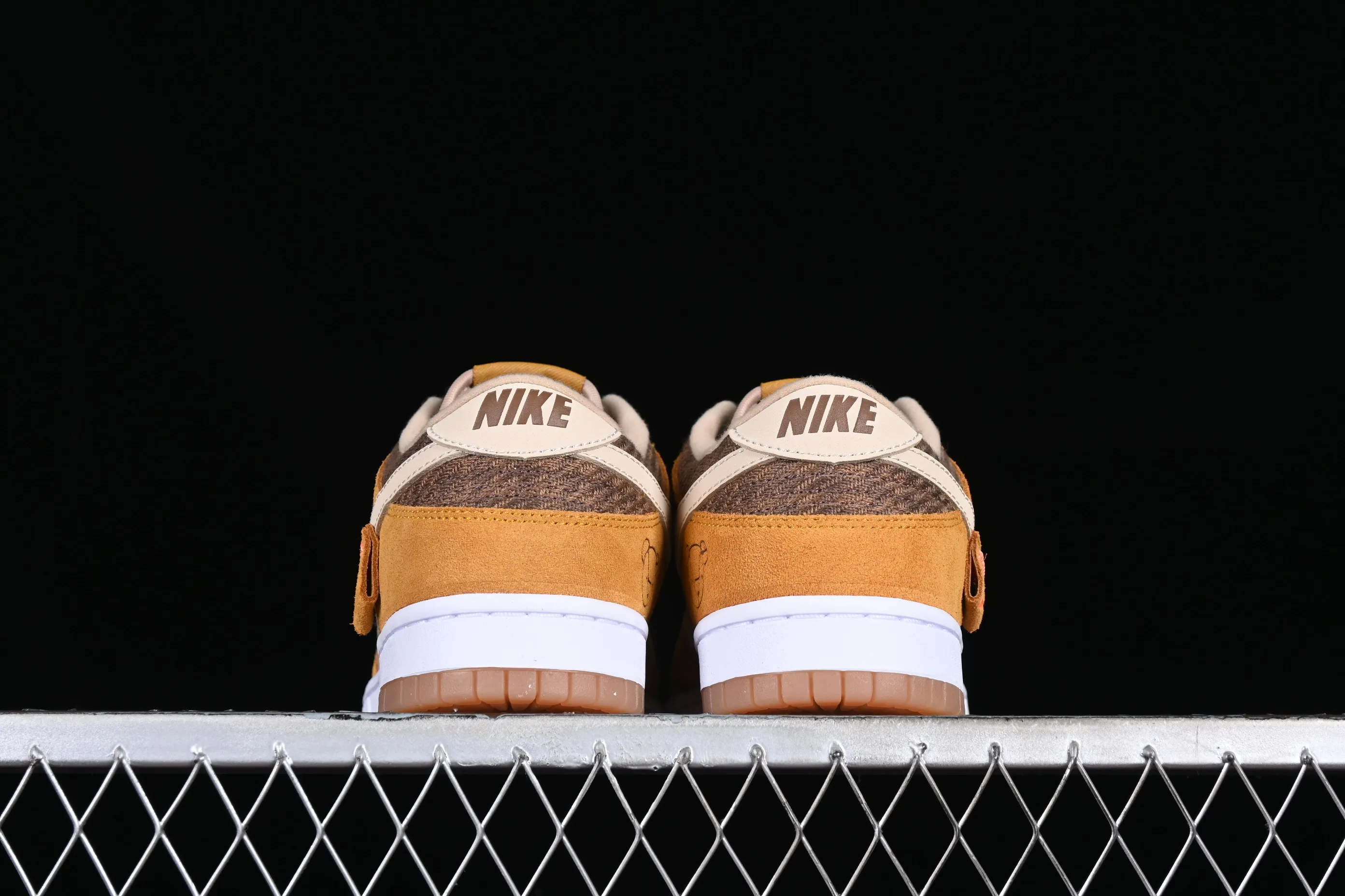 All categories Nk SB Dunk series Nk SB Dunk Low low-top sneakers Nk Dunk Low Xiongxiong joint name wheat color SB low-top sports and leisure sneakers DZ5350-288